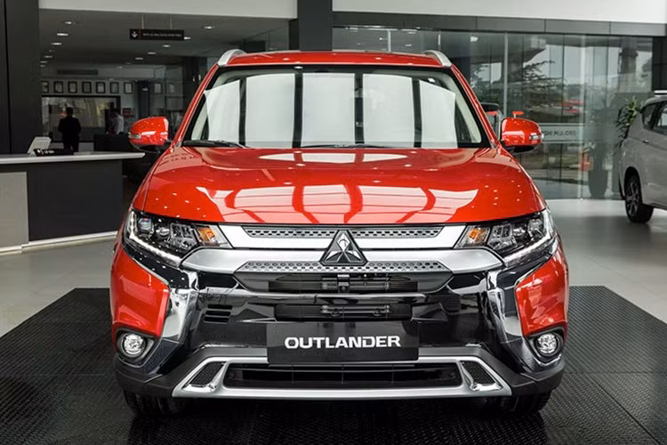 Mẫu xe SUV Mitsubishi Outlander đóng vai trò "chốt" danh sách với 34 chiếc bán ra, giảm 29.2% so với 48 chiếc của tháng trước.