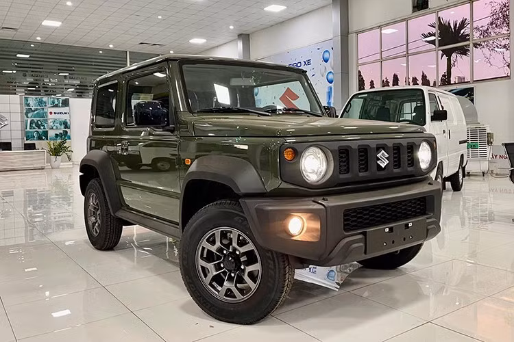 Với doanh số thấp nhưng Suzuki Jimny không phải là một mẫu xe được thiết kế để phục vụ số đông. Nó là một chiếc SUV cỡ nhỏ với phong cách off-road và tập trung vào khả năng vượt địa hình và kén người chơi.