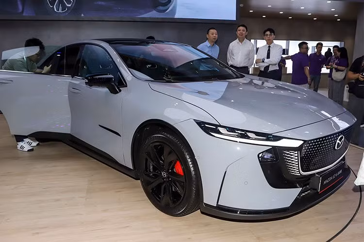 Vào hồi tháng 5/2025 vừa qua, hãng Mazda đã công bố thông tin và hình ảnh chính thức của Mazda EZ-6 Sports Edition 2025 mới tại thị trường Trung Quốc. Đúng như tên gọi, đây là phiên bản thể thao của dòng xe Mazda EZ-6.