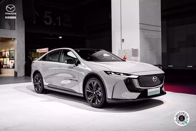 Cuối cùng là những trang bị an toàn như 9 túi khí, bao gồm cả túi khí trung tâm. Nhờ đó, xe đã đạt tiêu chuẩn an toàn va chạm tại thị trường châu Âu. Ngoài Trung Quốc, hãng Mazda hiện còn bán dòng xe EZ-6 ở các thị trường nước ngoài như châu Âu và Thái Lan với tên gọi riêng là e6. Hiện chưa rõ liệu Mazda có kế hoạch đưa mẫu xe này về Việt Nam để thay thế Mazda6 hay không.