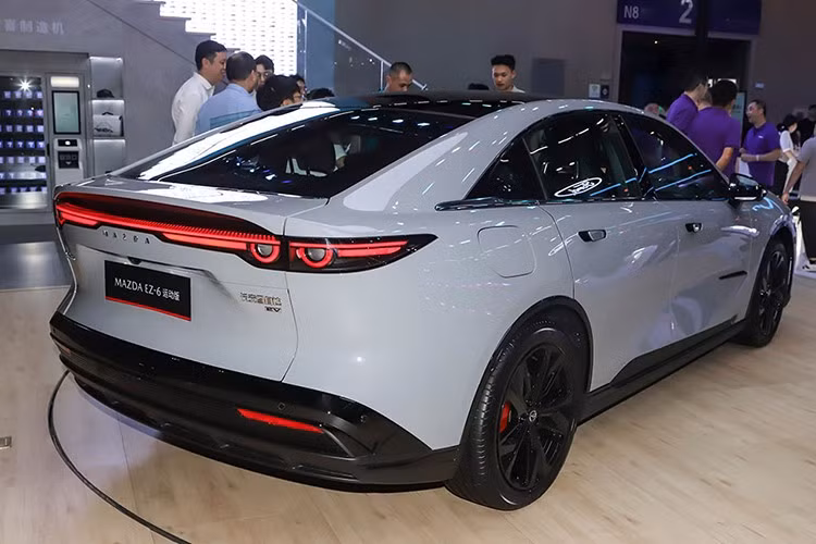 Đến nay, hãng mới công bố giá xe Mazda EZ-6 Sports Edition tại thị trường tỷ dân. Theo đó, mẫu xe này có 4 bản trang bị và giá bán dao động từ 161.800 - 181.180 Nhân dân tệ (khoảng 566 - 634 triệu đồng).