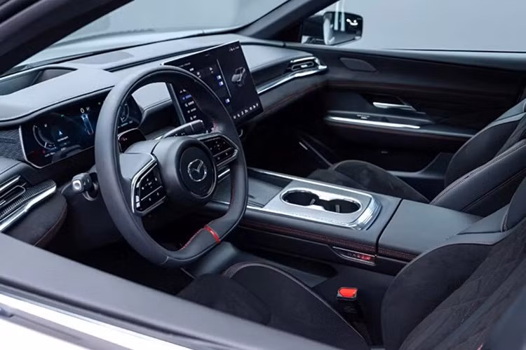 Phong cách thể thao tiếp tục hiện diện trong nội thất nhờ ghế bọc Alcantara và đường chỉ đỏ ở nhiều chi tiết. Ngoài ra, hãng Mazda còn bổ sung đèn nền màu đỏ trong nội thất cùng với chi tiết trang trí dạng lưới trên cụm điều khiển trung tâm, khá giống với các bản thể thao của mẫu CX-60.