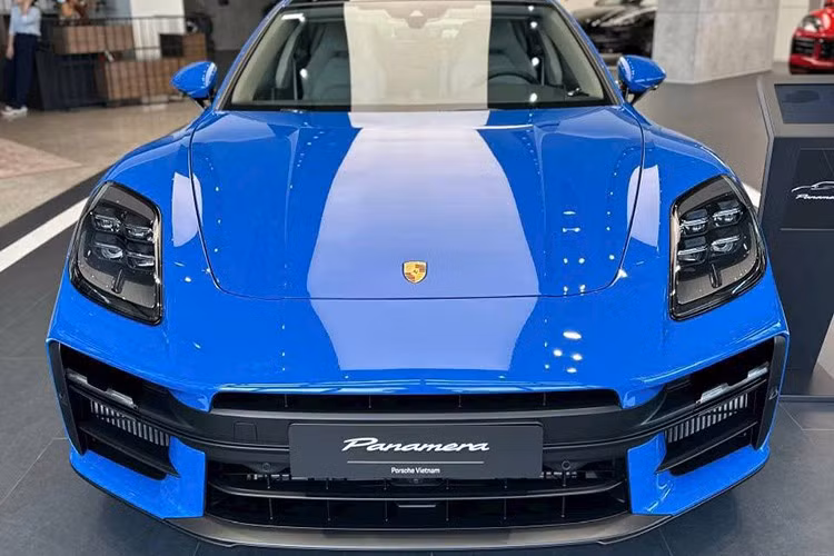 Phiên bản cao cấp nhất Turbo S E-Hybrid sở hữu công suất lên tới 771 mã lực, khả năng tăng tốc từ 0-100 km/h trong 2,9 giây và tốc độ tối đa 325 km/h. Xe được trang bị hệ thống treo khí nén chủ động Porsche Active Ride với công nghệ hai buồng, hai van độc lập, giúp duy trì độ ổn định cao trong mọi điều kiện vận hành.