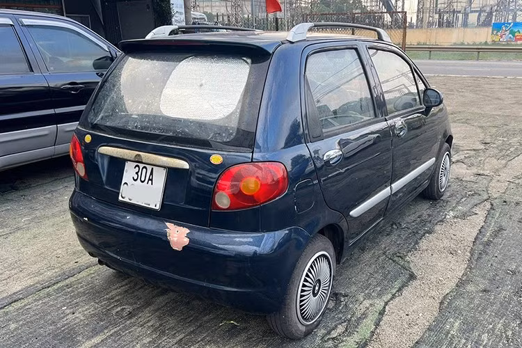 Khối động cơ 0,8L 3 xi-lanh trên xe chỉ phù hợp di chuyển trong nội đô. Khi xe vận hành với vận tốc hơn 80 km/h, hiện tượng ì máy bộc lộ rõ.