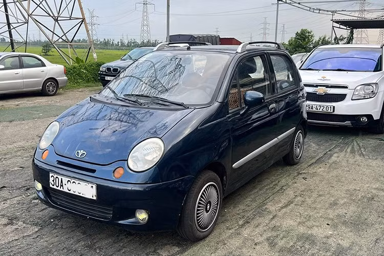 Trước khi thị trường Việt "đón sóng" từ nhóm xe cỡ nhỏ giá rẻ như Kia Morning, VinFast Fadil, Hyundai i10,... thì mẫu xe Daewoo Matiz đã có nhiều năm "làm mưa, là gió" trên thị trường. Daewoo Matiz gia nhập thị trường Việt từ thập niên 2000. Đến nay sau khoảng 25 năm, Daewoo Matiz vẫn được bắt gặp miệt mài lăn bánh trên đường.