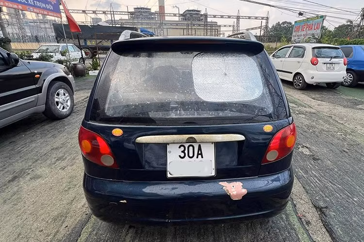 Ngoài ra, Daewoo Matiz có kích thước nhỏ gọn, có thể luồn lách linh hoạt trong nội đô đông đúc. Chi một khoản tiền nhỏ đã có thể sở hữu một chiếc xe hơi số tự động, di chuyển trong phố nhàn hơn so với các dòng xe số sàn. Thêm điểm cộng cho chiếc xe này chính là kính điện phía trước.