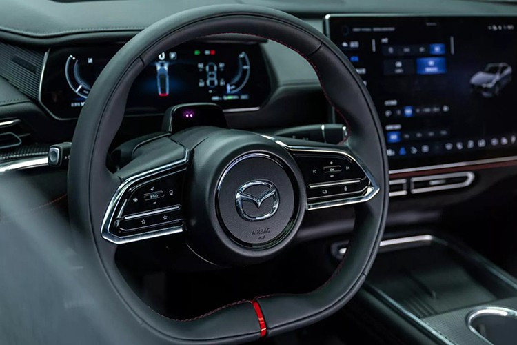 Những trang bị còn lại của Mazda EZ-6 Sports Edition được bê nguyên từ bản thường sang. Theo đó, xe sở hữu lưới tản nhiệt quen thuộc của Mazda và cụm đèn pha thiết kế hai tầng, với đèn chính đặt bên dưới dải đèn LED định vị ban ngày. Hệ thống chiếu sáng phía trước của xe được gọi bằng cái tên “Wings of Light” (Đôi cánh ánh sáng), bao gồm cả logo Mazda phát sáng tùy chọn.