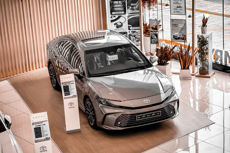 Động cơ kết hợp với hộp số tự động vô cấp E-CVT và hệ dẫn động cầu trước. Thứ hai là hệ truyền động hybrid, bao gồm máy xăng 4 xi-lanh, dung tích 2.5L với công suất tối đa 184 mã lực và mô-men xoắn cực đại 221 Nm. Động cơ kết hợp với mô-tơ điện mạnh 100 kW và 202 Nm cùng pin lithium-ion.