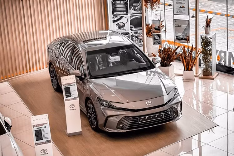 Động cơ kết hợp với hộp số tự động vô cấp E-CVT và hệ dẫn động cầu trước. Thứ hai là hệ truyền động hybrid, bao gồm máy xăng 4 xi-lanh, dung tích 2.5L với công suất tối đa 184 mã lực và mô-men xoắn cực đại 221 Nm. Động cơ kết hợp với mô-tơ điện mạnh 100 kW và 202 Nm cùng pin lithium-ion.