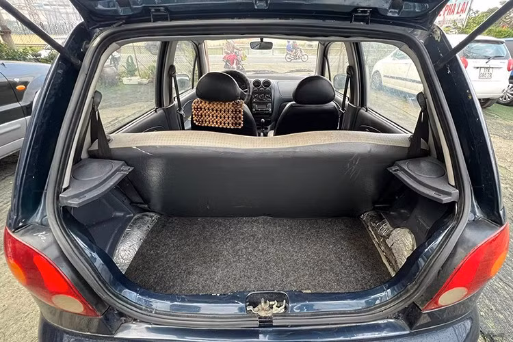 Trang bị an toàn trên mẫu xe này cũng hạn chế. Xe chỉ có 1 túi khí ở ghế lái và không trang bị cân bằng điện tử. Bên cạnh đó nhiều chi tiết xe cũng đã quá hạn sử dụng, không đảm bảo an toàn.