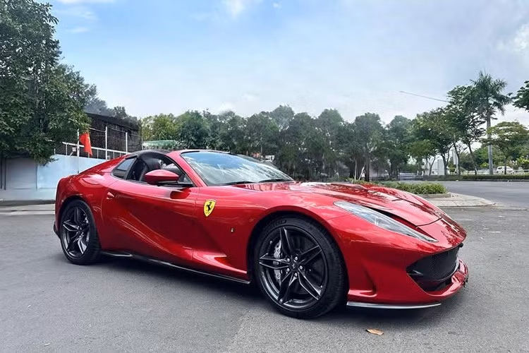 Siêu xe mui trần Ferrari 812 GTS có khả năng tăng tốc từ vị trí đứng yên lên 100 km/h chỉ trong thời gian 2,9 giây, từ 0-200 km/h là trong 8,3 giây, trước khi đạt tốc độ tối đa là 340 km/h. Các thông số này tương đương với phiên bản Ferrari 812 Superfast.