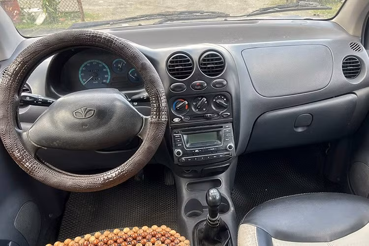 Xe có ít option. Cửa sau trên xe vẫn là dạng quay tay. Không gian nội thất chật chội, đặc biệt là khu vực hàng ghế thứ 2. Khả năng cách âm không tốt, tiếng ồn vọng vào khoang lái khá rõ.