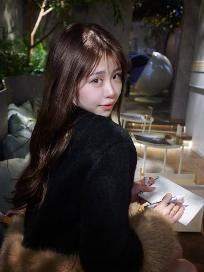 Phía nhà sản xuất cũng góp phần đẩy mạnh hình ảnh mới của RINOA bằng chiến dịch quảng bá mang tính ngôi sao lớn, xây dựng cô như một nhân vật táo bạo, tự do và dám phá vỡ định kiến. Điều này càng khiến công chúng chú ý, đồng thời đặt RINOA vào tâm điểm của các cuộc tranh luận.