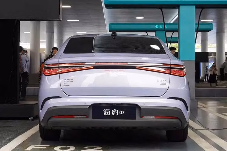 Trừ thay đổi lớn về pin, BYD Seal 07 EV gần như giữ nguyên thiết kế của phiên bản hybrid cắm sạc đang bán trên thị trường Trung Quốc. Xe cũng được áp dụng ngôn ngữ thiết kế Marine Aesthetics với ngoại hình tối giản và mượt mà. Xe sở hữu kích thước dài x rộng x cao lần lượt 4.995 x 1.910 x 1.495 mm và chiều dài cơ sở 2.900 mm. Với kích thước này, xe được định vị là đối thủ trực tiếp của Xiaomi SU7.