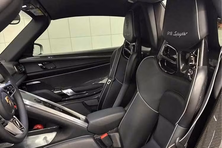 Mẫu xe này chỉ có hai chỗ ngồi, với thiết kế tạo cảm hứng cho người lái khi dồn hết thông tin và nút bấm vào cụm đồng hồ và vô-lăng. Hệ thống giải trí không quá hiện đại. Xe có mui cứng tháo lắp rời được để thành xe mui trần.