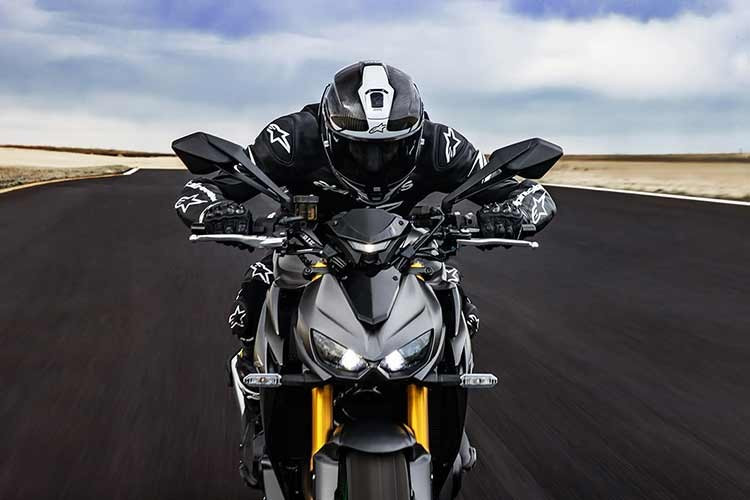 Kawasaki Z1100 SE 2026 chính thức ra mắt phiên bản mới kế thừa triết lý Sugomi mạnh mẽ. Điểm khác biệt dễ nhận biết nhất trên Z1100 SE so với Z1000 là phần ốp gầm "mỏ cày" mới và cặp pô đôi đối xứng hai bên chuyển sang pô đơn bên phải thân xe.