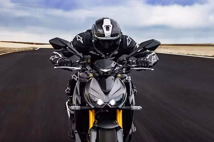 Kawasaki Z1100 SE 2026 chính thức ra mắt phiên bản mới kế thừa triết lý Sugomi mạnh mẽ. Điểm khác biệt dễ nhận biết nhất trên Z1100 SE so với Z1000 là phần ốp gầm "mỏ cày" mới và cặp pô đôi đối xứng hai bên chuyển sang pô đơn bên phải thân xe.