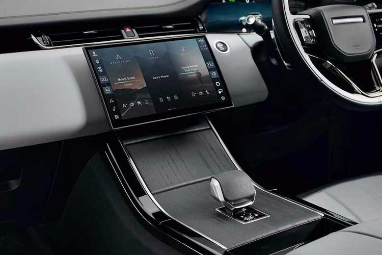 Trong khi các thanh điều khiển hai bên cho phép truy cập nhanh các tính năng như điều hòa, ghế sưởi, camera hay âm lượng. Theo hãng, khoảng 80% thao tác có thể thực hiện chỉ với hai lần chạm từ màn hình chính. Hệ thống giải trí hỗ trợ Apple CarPlay và Android Auto không dây, đi kèm sạc điện thoại không dây đặt tại khu vực bệ trung tâm.