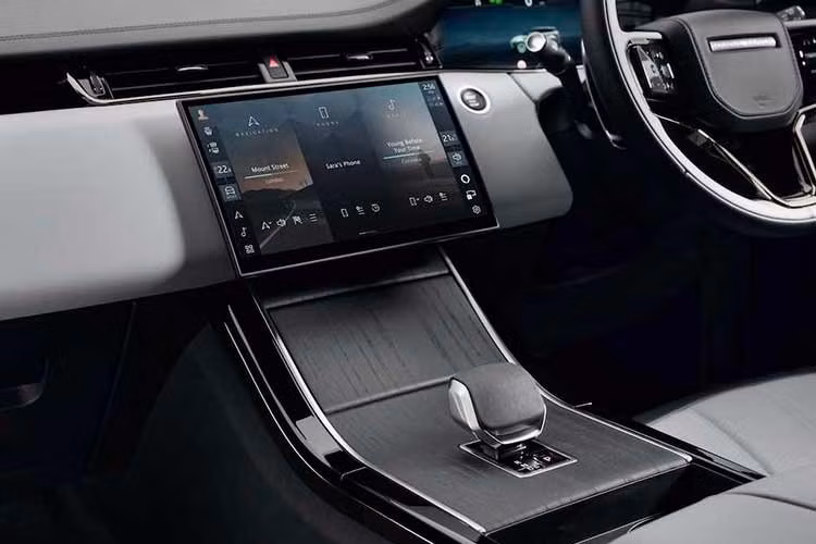 Trong khi các thanh điều khiển hai bên cho phép truy cập nhanh các tính năng như điều hòa, ghế sưởi, camera hay âm lượng. Theo hãng, khoảng 80% thao tác có thể thực hiện chỉ với hai lần chạm từ màn hình chính. Hệ thống giải trí hỗ trợ Apple CarPlay và Android Auto không dây, đi kèm sạc điện thoại không dây đặt tại khu vực bệ trung tâm.