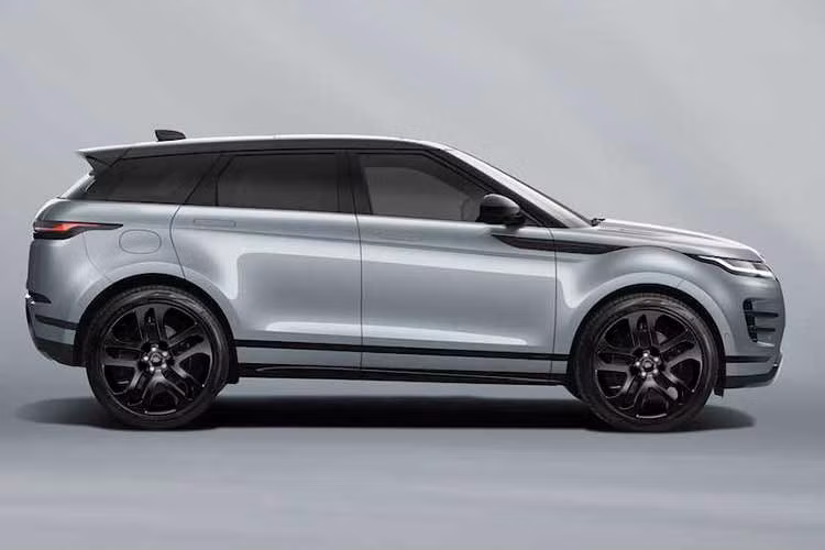 Range Rover Evoque nâng cấp trong ngôn ngữ thiết kế ngoại thất tối giản. Thiết kế lưới tản nhiệt mới theo ngôn ngữ chung của thương hiệu mang đến diện mạo đồng nhất cho toàn bộ dòng xe Range Rover. Thiết kế ngoại thất được nhấn mạnh bởi hệ thống đèn pha siêu mảnh.