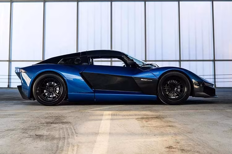 Tuy nhiên, giá trị của xe thể thao giảm rất nhanh. Đó là lý do tại sao chiếc xe trong bài được bán với giá chỉ bằng khoảng một nửa giá ban đầu. Nhưng cũng có một lý do chính đáng khiến chiếc xe này mất giá chóng mặt. Nó được chế tạo dựa trên một chiếc Lotus Elise đã bị tuyên bố là hư hỏng hoàn toàn.