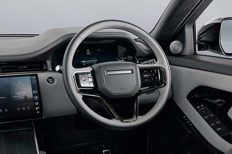 Về vận hành, hai phiên bản S 2.0L AWD dùng máy xăng 2.0L tăng áp, cho công suất 241 mã lực, 365 Nm mô-men xoắn. Đi kèm hộp số tự động 9 cấp và hệ dẫn động 4 bánh. Đối với phiên bản plug-in hybrid của Range Rover Evoque 2026 sử dụng động cơ xăng 1.5L ba xi-lanh tăng áp, công suất 197 mã lực, 280 Nm kết hợp mô-tơ điện 107 mã lực và viên pin 15 kWh.