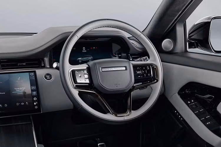 Về vận hành, hai phiên bản S 2.0L AWD dùng máy xăng 2.0L tăng áp, cho công suất 241 mã lực, 365 Nm mô-men xoắn. Đi kèm hộp số tự động 9 cấp và hệ dẫn động 4 bánh. Đối với phiên bản plug-in hybrid của Range Rover Evoque 2026 sử dụng động cơ xăng 1.5L ba xi-lanh tăng áp, công suất 197 mã lực, 280 Nm kết hợp mô-tơ điện 107 mã lực và viên pin 15 kWh.