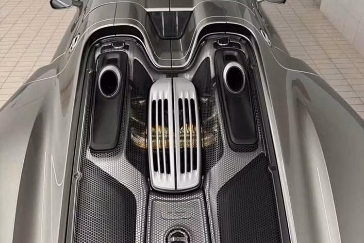 Porsche 918 Spyder được trang bị động cơ V8 hút khí tự nhiên dung tích 4.6L, sinh ra công suất tối đa 578 mã lực. Đi kèm là 2 động cơ điện phụ trợ được đặt tại cầu trước và cầu sau với công suất lần lượt là 95 kW và 115 kW.