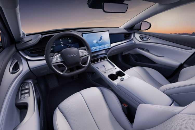 Nội thất của BYD Seal 07 EV 2026 khá rộng rãi nhờ chiều dài cơ sở lớn. Xe được trang bị cấu hình 3 màn hình “2+1” cùng màn hình hiển thị thông tin trên kính lái W-HUD. Bên cạnh đó là cần số tối giản đặt trên cột vô lăng, đế sạc không dây và tủ lạnh tích hợp có chức năng hâm nóng/làm mát.