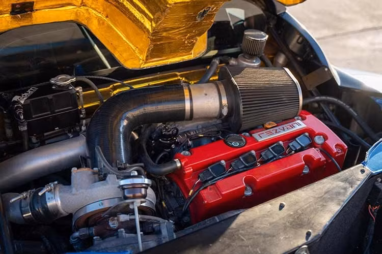 Mặc dù gặp sự cố đáng tiếc suýt chút nữa đã khiến chiếc Lotus Elise bị đưa vào máy nghiền, chiếc Beast được chế tạo trên nền tảng đó vẫn hoạt động hoàn hảo và được cấp phép lưu hành trên đường, dù ban đầu nó chỉ là một nguyên mẫu. Chiếc xe sở hữu cửa Sidewinder độc đáo, chưa từng được sử dụng trên bất kỳ mẫu xe sản xuất hàng loạt nào trước đây.