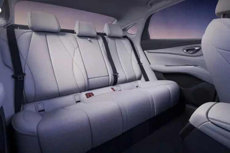 Tại thị trường Trung Quốc, BYD Seal 07 EV 2026 có 2 phiên bản và giá bán từ 169.900-189.900 Nhân dân tệ (khoảng 594-664 triệu đồng). So với Xiaomi SU7 Standard có giá 215.900 Nhân dân tệ, mẫu xe nhà BYD rẻ hơn đến 21,3%.