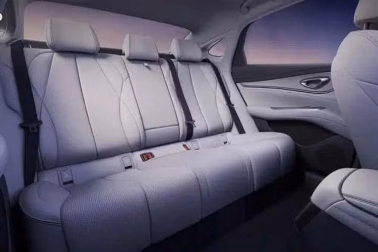 Tại thị trường Trung Quốc, BYD Seal 07 EV 2026 có 2 phiên bản và giá bán từ 169.900-189.900 Nhân dân tệ (khoảng 594-664 triệu đồng). So với Xiaomi SU7 Standard có giá 215.900 Nhân dân tệ, mẫu xe nhà BYD rẻ hơn đến 21,3%.