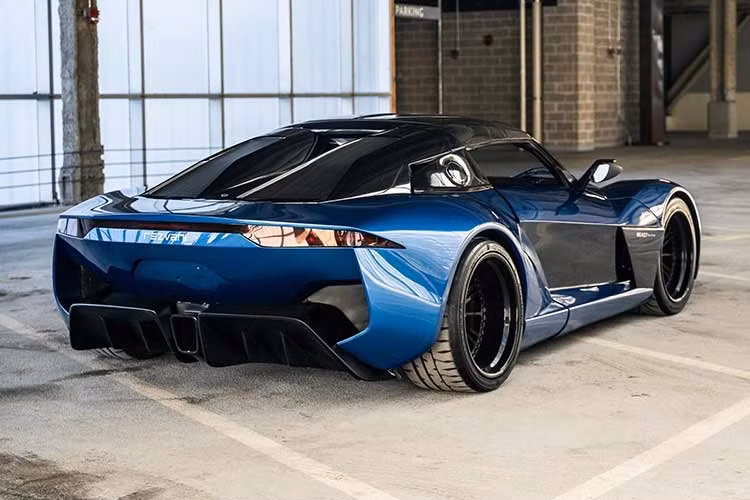 Cửa mở ra trong khi vẫn song song với thân xe, khi được đẩy ra ngoài. Chiếc xe thể thao, trông giống như một siêu xe, sử dụng bánh xe 18 inch. Xe được trang bị màn hình cảm ứng Alpine cùng hệ thống loa Kenwood. Người lái và hành khách ngồi trên ghế kiểu thể thao, trong khi người lái điều khiển hướng đi của xe thông qua vô lăng Sparco.