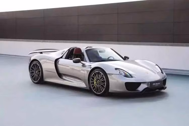Chiếc Porsche 918 Spyder trong bài viết này có màu sơn xám, 2 phần mui xe có thể tháo rời bằng carbon, khi mái nhà được tháo xuống, người dùng có thể cất gọn vào trong khoang hành lý phía trước của chiếc xe Porsche 918 Spyder. Nội thất xe có màu đỏ.
