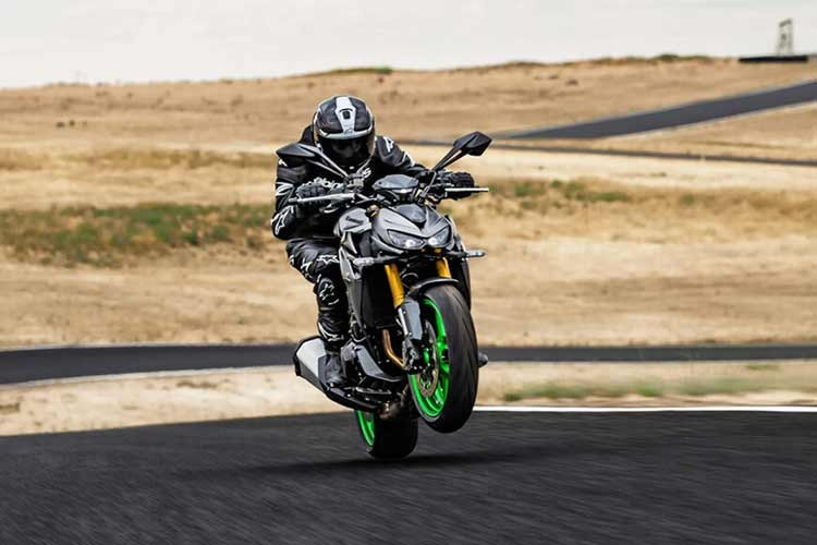 Xe sẽ sử dụng bộ mâm trước 17 inch kích thước lốp trước là 120/70 ZR17 M/C (58W), lốp sau là 190/50 ZR17 M/C (73W). Kích thước xe dài x rộng x cao đạt 2.055 x 825 x 1.085 mm, chiều dài cơ sở 1440mm, khoảng sáng gầm 125mm, chiều cao yên 815mm, nặng 221kg.