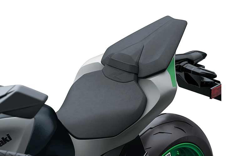 Ở phiên bản 2026, Z1100 SE sẽ được trang bị những trang bị mạnh mẽ đảm bảo khả năng điều khiển linh hoạt, vào cua dễ dàng: Phanh trước sử dụng loại phanh đĩa kép Brembo 310mm, cùng kẹp phanh 4 piston cho lực phanh mạnh mẽ. Phanh sau sử dụng loại đĩa đơn 260mm với kẹp phanh 1 piston.