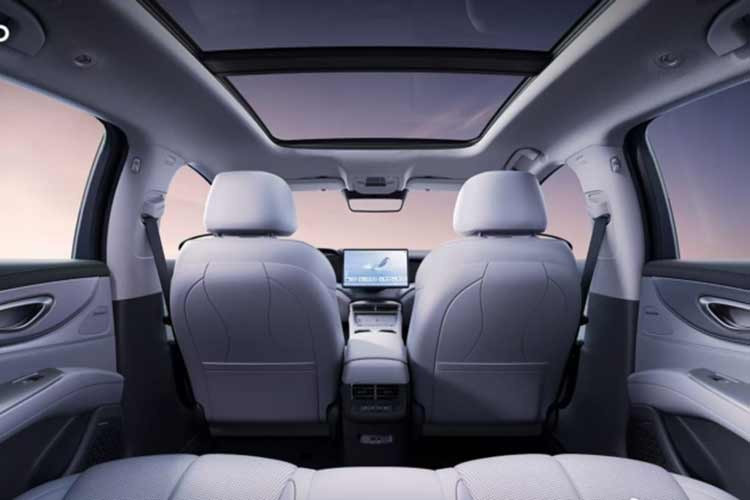 Chưa hết, mẫu xe điện này còn có phiên bản 5.0 mới của hệ thống hỗ trợ lái “God’s Eye”, hỗ trợ chức năng điều hướng trong đô thị với ADAS (NOA) trên tất cả các phiên bản. Hệ thống này được hỗ trợ bởi cảm biến LiDAR gắn trên nóc xe.