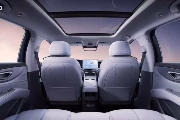 Chưa hết, mẫu xe điện này còn có phiên bản 5.0 mới của hệ thống hỗ trợ lái “God’s Eye”, hỗ trợ chức năng điều hướng trong đô thị với ADAS (NOA) trên tất cả các phiên bản. Hệ thống này được hỗ trợ bởi cảm biến LiDAR gắn trên nóc xe.