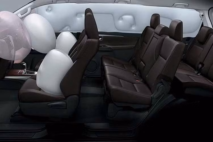 Một số trang bị đáng chú ý dự kiến xuất hiện trên Fortuner 2027 gồm cụm đồng hồ kỹ thuật số TFT 12,3 inch, màn hình giải trí trung tâm 12,3 inch dạng nổi hỗ trợ Android Auto và Apple CarPlay không dây, cùng cụm điều khiển trung tâm mới với nhiều phím chức năng vật lý. Xe cũng có thể được bổ sung phanh tay điện tử.