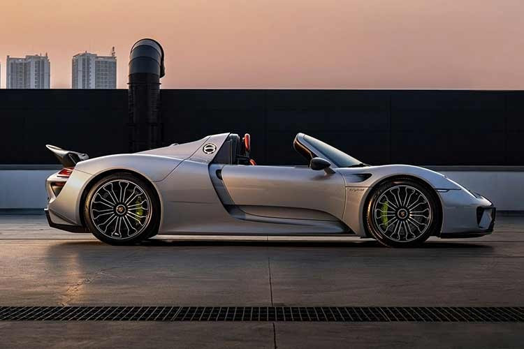 Mới đây, hình ảnh về chiếc siêu xe triệu đô la Porsche 918 Spyder hàng hiếm của một tỷ phú đô la ở Việt Nam được đỗ trên nóc tòa nhà của Porsche Việt Nam tại TP.HCM, đã khiến cho các tay chơi xe phải xuýt xoa về độ hiếm và đẹp mắt.