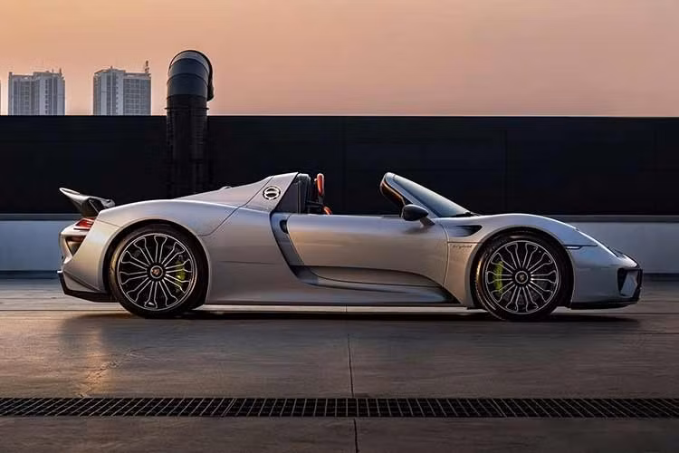Mới đây, hình ảnh về chiếc siêu xe triệu đô la Porsche 918 Spyder hàng hiếm của một tỷ phú đô la ở Việt Nam được đỗ trên nóc tòa nhà của Porsche Việt Nam tại TP.HCM, đã khiến cho các tay chơi xe phải xuýt xoa về độ hiếm và đẹp mắt.