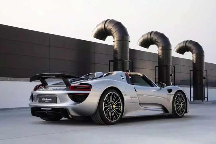 Chỉ có 918 chiếc xe Porsche 918 Spyder được sản xuất trên toàn thế giới và đang có 2 xe xuất hiện ở Việt Nam, chiếc hay bị bắt gặp nhất thuộc sở hữu của 1 tỷ phú đô la ở Việt Nam, còn chiếc màu trắng là của ông Đặng Lê Nguyên Vũ chưa bị bắt gặp lăn bánh ngoài đường