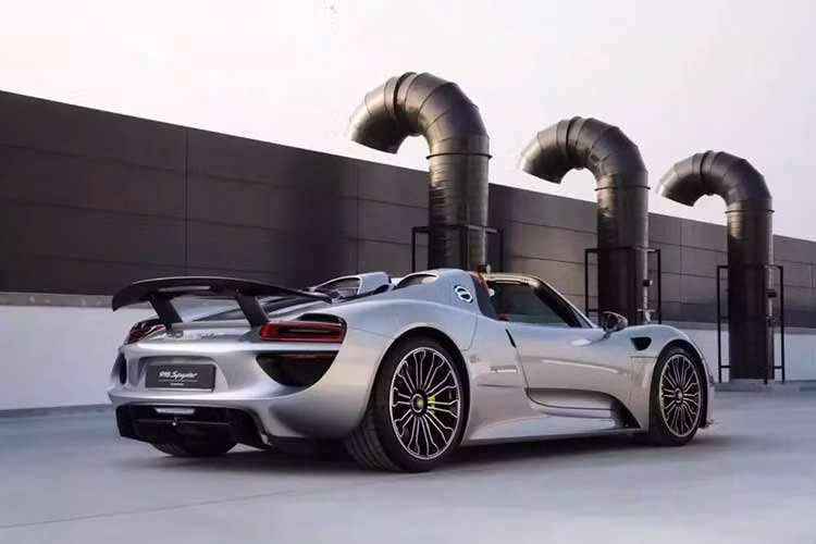 Chỉ có 918 chiếc xe Porsche 918 Spyder được sản xuất trên toàn thế giới và đang có 2 xe xuất hiện ở Việt Nam, chiếc hay bị bắt gặp nhất thuộc sở hữu của 1 tỷ phú đô la ở Việt Nam, còn chiếc màu trắng là của ông Đặng Lê Nguyên Vũ chưa bị bắt gặp lăn bánh ngoài đường