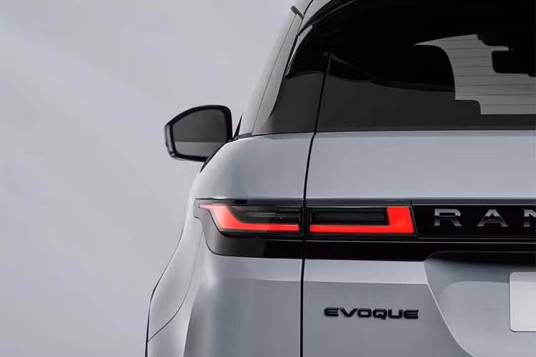 Bảng màu ngoại thất của mẫu xe SUV hạng sang cỡ nhỏ Range Rover Evoque 2026 nay bổ sung màu Arroios Grey, Tribeca Blue và Corinthian Bronze, các tùy chọn mui xe tương phản Narvik Black và Corinthian Bronze.