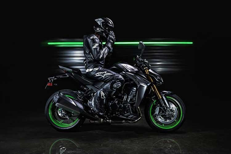 Z1100 SE 2026 được xem là bản nâng cấp của dòng Kawasaki Z1000 quen thuộc, vốn đã xuất hiện từ năm 2014. Dù thiết kế tổng thể gần như được giữ nguyên, Z1100 được nâng cấp đáng kể về động cơ, công nghệ điện tử và tính công thái học.