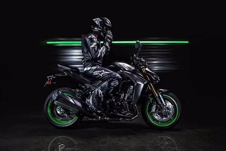 Z1100 SE 2026 được xem là bản nâng cấp của dòng Kawasaki Z1000 quen thuộc, vốn đã xuất hiện từ năm 2014. Dù thiết kế tổng thể gần như được giữ nguyên, Z1100 được nâng cấp đáng kể về động cơ, công nghệ điện tử và tính công thái học.