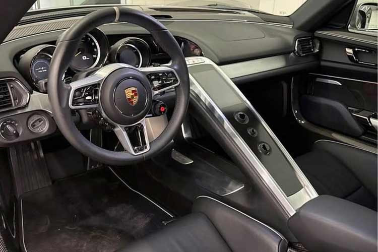 Dòng siêu xe triệu đô Porsche 918 Spyder chỉ được sản xuất đúng 918 chiếc trên toàn cầu, mỗi xe sẽ được đánh số thứ tự riêng biệt, và tùy theo cấu hình, xe sẽ có giá bán khác nhau, nhưng khởi điểm là từ 845.000 đô la, tuy nhiên, chỉ vài tháng sau được giới thiệu, Porsche 918 Spyder đã tăng giá trên 1 triệu đô la.