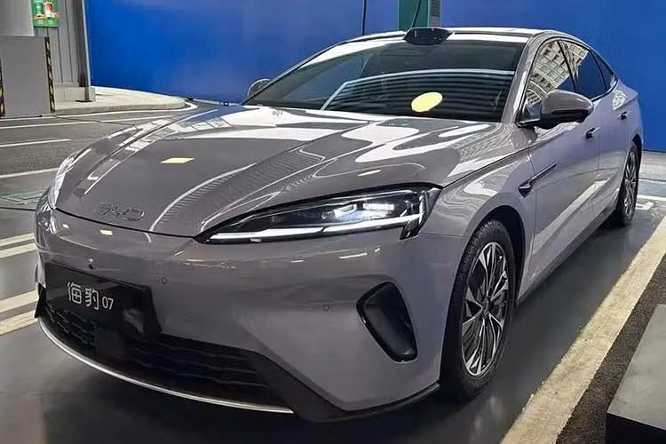 Tại sự kiện ra mắt xe tổ chức tại Trung Quốc vào hôm 5/3/2026 vừa qua, tập đoàn BYD đã giới thiệu phiên bản mới của hàng loạt sản phẩm, trong đó có Seal 07 EV 2026 mới. Tương tự những người anh em cùng thương hiệu, BYD Seal 07 cũng được nâng cấp mạnh mẽ về khả năng sạc