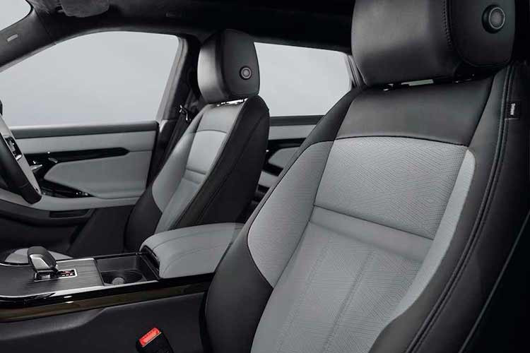 Evoque mới cũng sở hữu một trong những hệ thống camera tiên tiến nhất trong phân khúc với camera toàn cảnh 3D, ClearSight Ground View và ClearSight Interior Rear View. Điều hoà tích hợp hệ thống lọc không khí và bụi mịn PM2.5 giúp cải thiện chất lượng không khí trong khoang nội thất, kiểm soát nồng độ CO2 và sử dụng công nghệ nanoe X để giảm vi khuẩn, mùi và các tác nhân gây dị ứng.