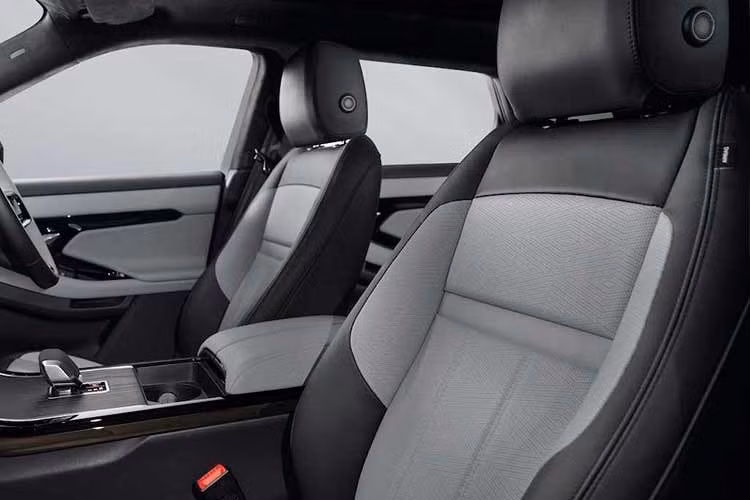 Evoque mới cũng sở hữu một trong những hệ thống camera tiên tiến nhất trong phân khúc với camera toàn cảnh 3D, ClearSight Ground View và ClearSight Interior Rear View. Điều hoà tích hợp hệ thống lọc không khí và bụi mịn PM2.5 giúp cải thiện chất lượng không khí trong khoang nội thất, kiểm soát nồng độ CO2 và sử dụng công nghệ nanoe X để giảm vi khuẩn, mùi và các tác nhân gây dị ứng.